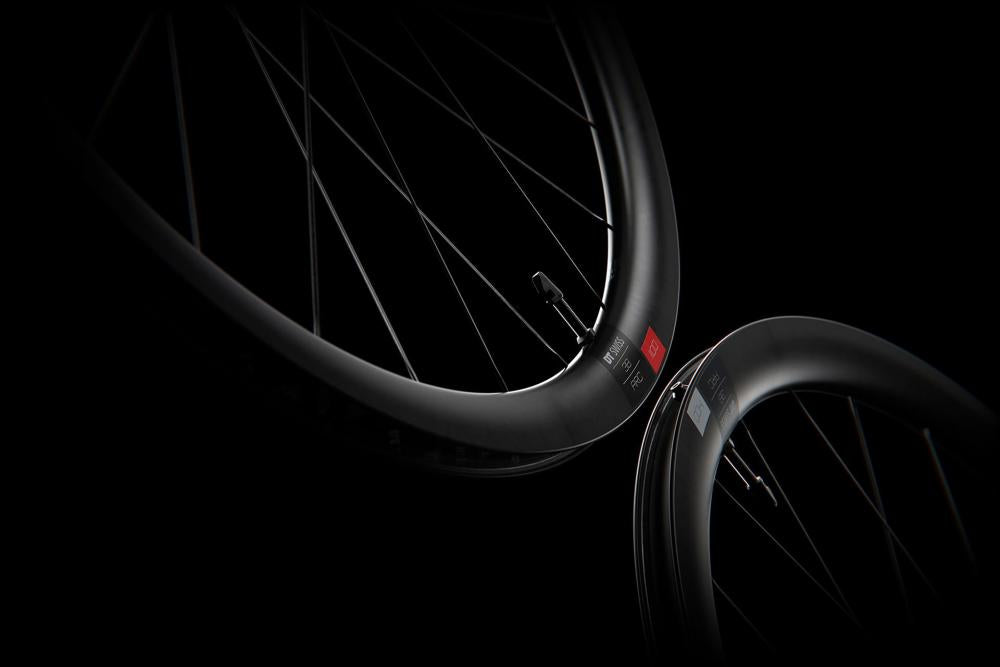 Zwei schwarze, ultraleichte DT Swiss ARC 1100 Dicut Disc Aero-Carbonlaufräder.