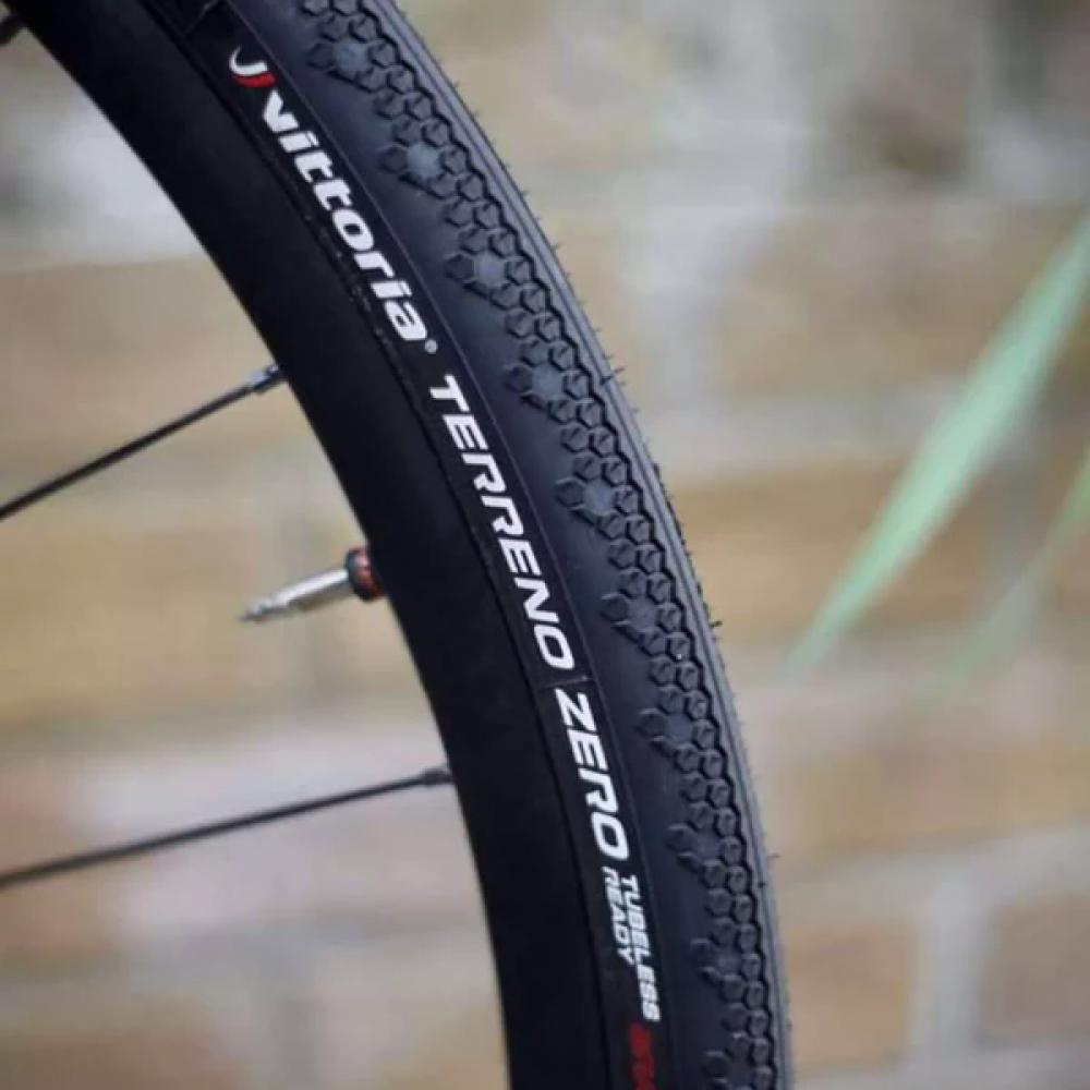 Detailansicht Vittoria Terreno Zero Gravel Reifen, schwarz, mit Profil für harte & trockene Untergründe, Asphalt, Schotter.