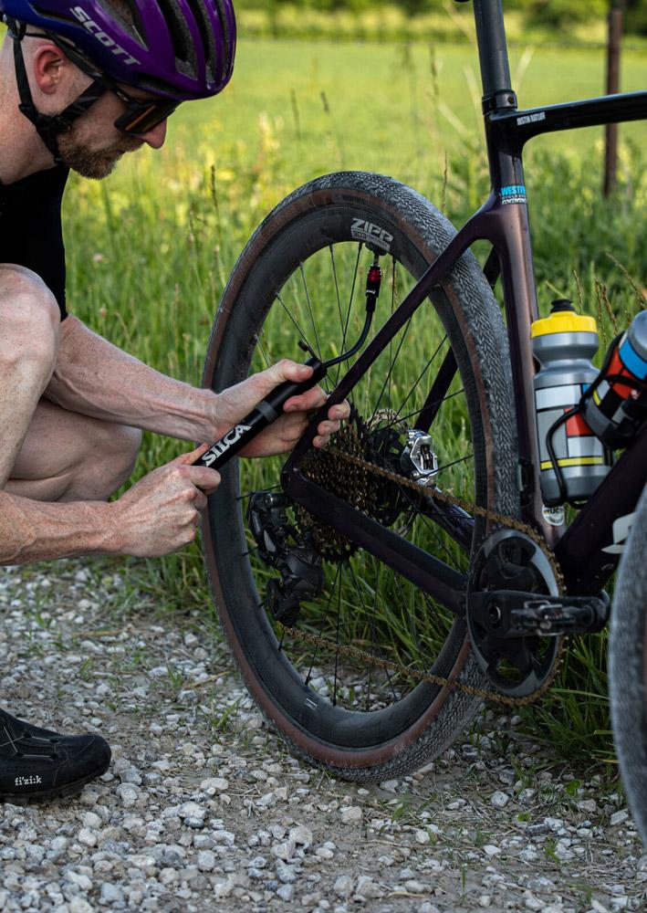SILCA Gravelero Minipumpe 35 % mehr Volumen pro Hub, ausziehbarer Schlauch, kompatibel mit Presta- und Schrader-Ventilen, max. 5,5 bar, inkl. Halterung