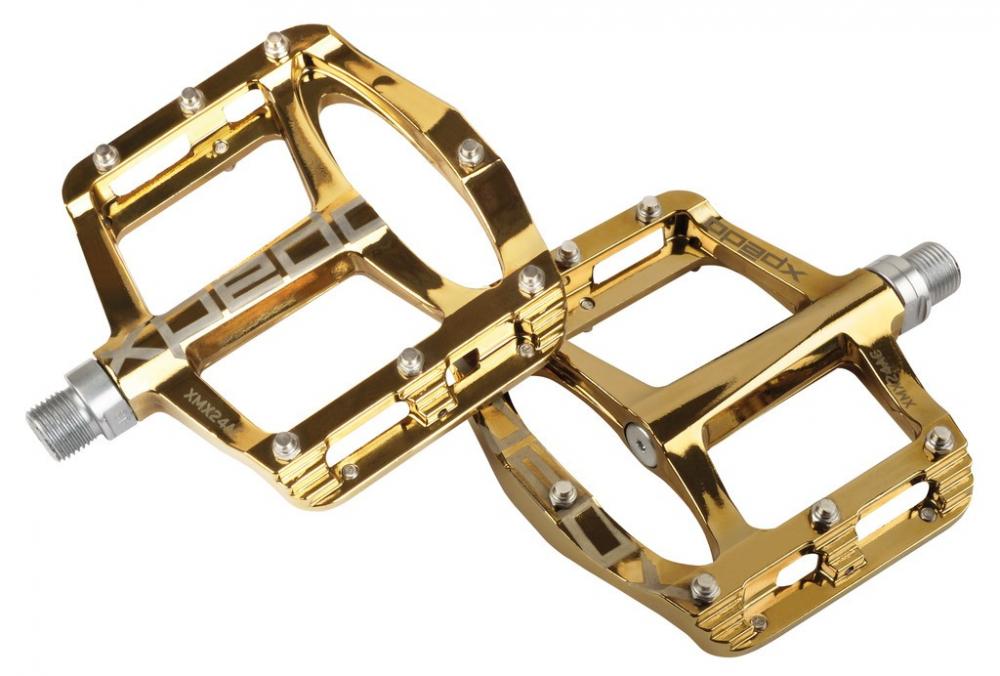 Zwei goldfarbene Xpedo SPRY+ Fahrradpedale XMX24AC, glänzend, 9/16 Zoll.