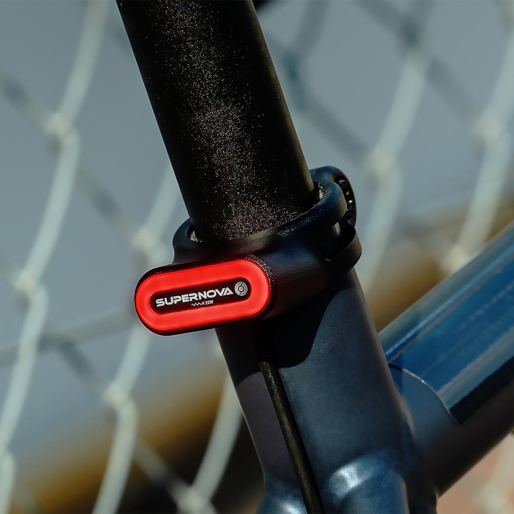 Rotes Supernova TL3 MINI SEATPOST CLAMP Rücklicht am Fahrrad, kompakte Sattelstützenbeleuchtung.