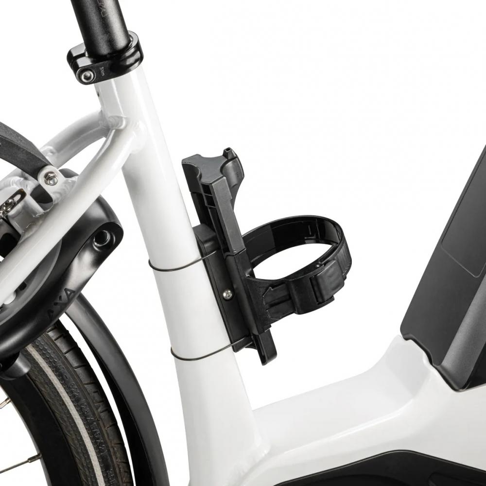 Schwarze AXA Faltschloss Foldable 8 Halterung am weißen Fahrradrahmen.