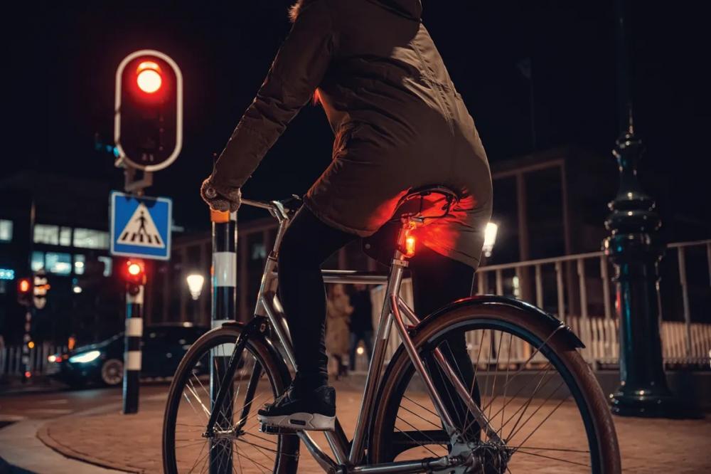 Axa DWN 70 Akku-Beleuchtungsset 70 Lux Schwarz - USB-aufladbar mit Bremslichtfunktion - Fahrradbeleuchtungsset