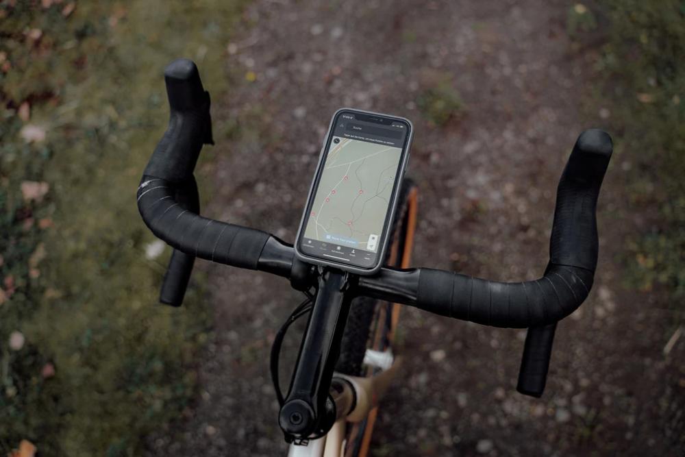 FESCHD Smartphonehalter Bike Bundle schwarz am Fahrradlenker, Handy mit Navigationskarte.