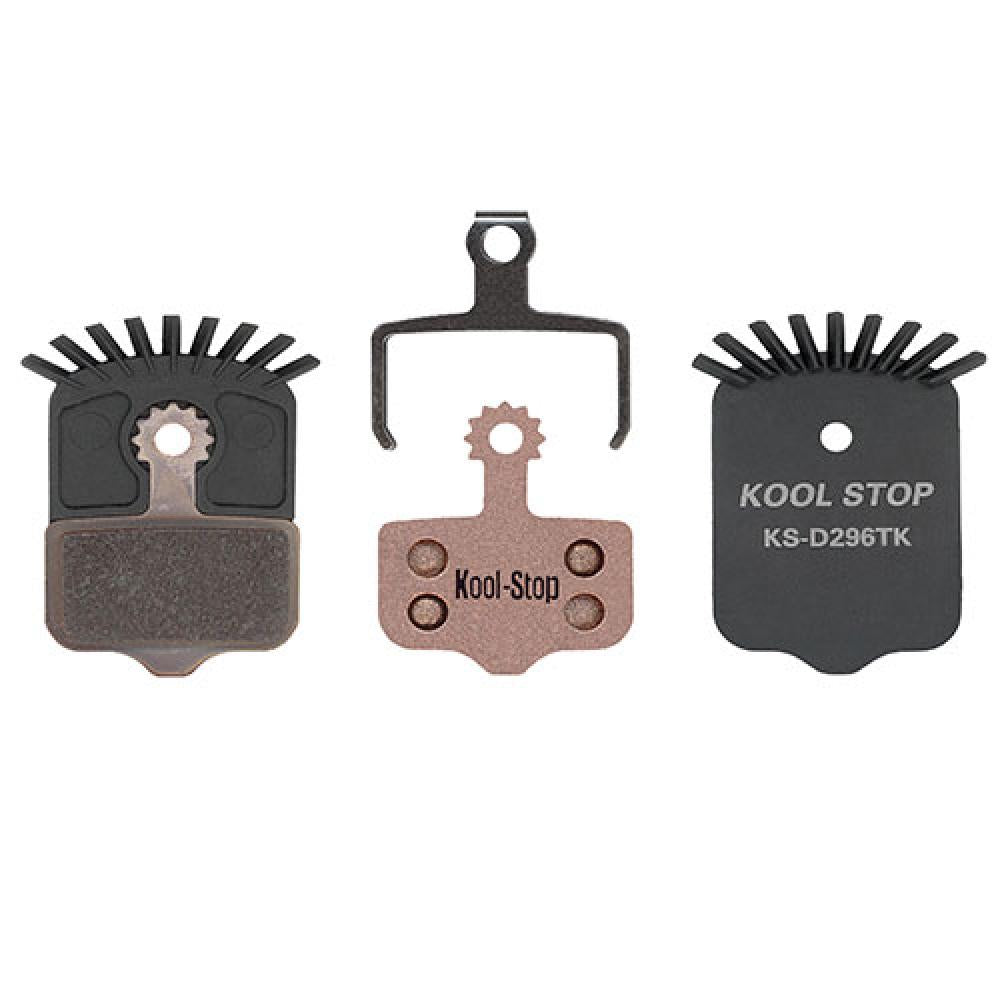 Kool Stop Scheibenbremsbelag D296TK organisch Fahrradbremsbeläge mit Kühlrippen und Feder auf weißem Hintergrund.
