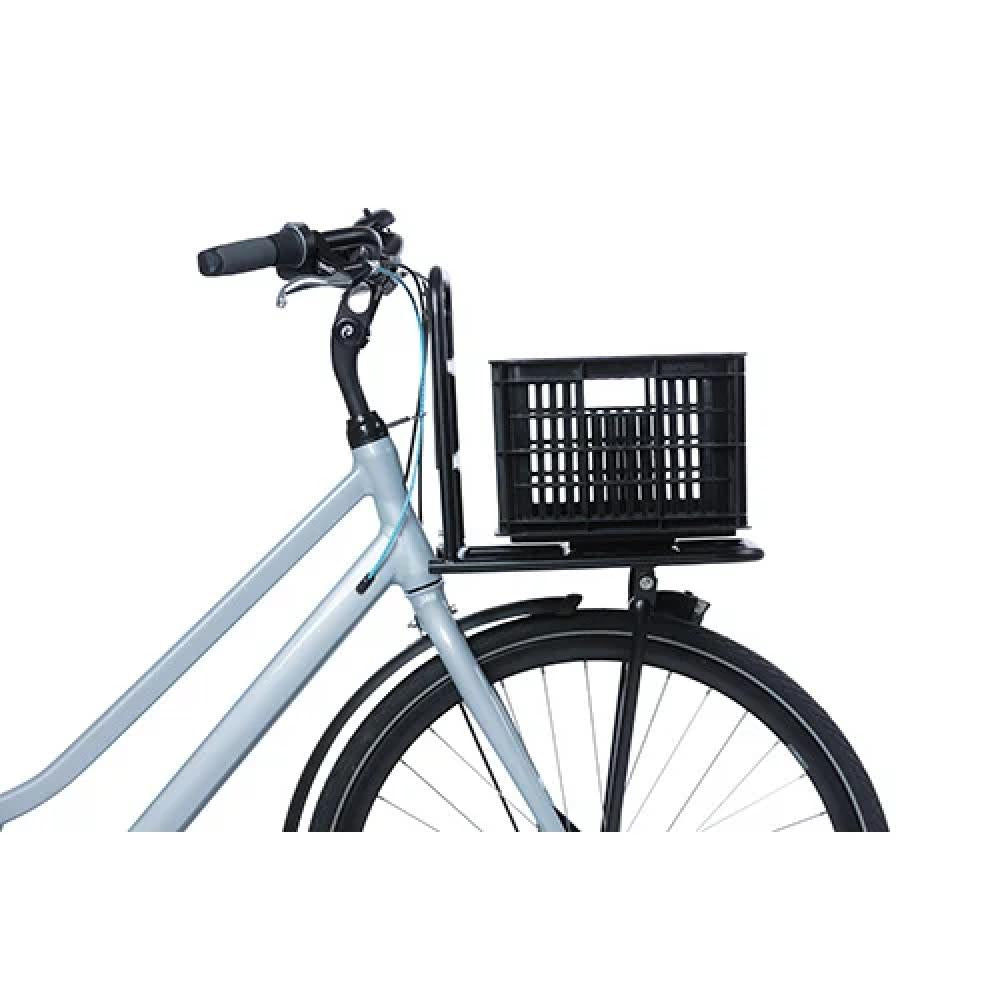 Schwarze Basil Crate S Fahrradkiste 17,5L aus Recycling-Kunststoff auf einem Fahrrad-Frontgepäckträger montiert.