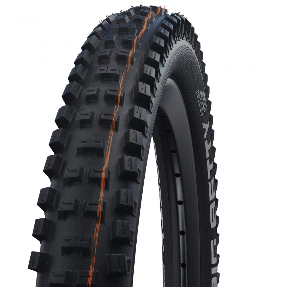 Schwalbe Big Betty Mountainbike Reifen, schwarz, mit aggressivem Stollenprofil und orangefarbenen Streifen.