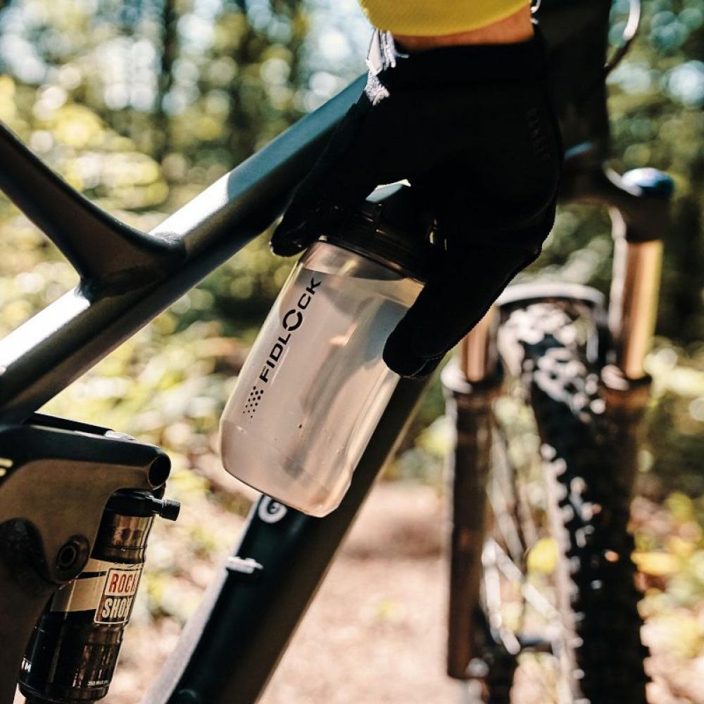Fidlock TWIST Bottle 450 ml mit Bike Base kompakte, magnet-mechanische Trinkflasche für enge Fahrradrahmen, BPA-frei, spülmaschinengeeignet, inklusive Staubschutzkappe