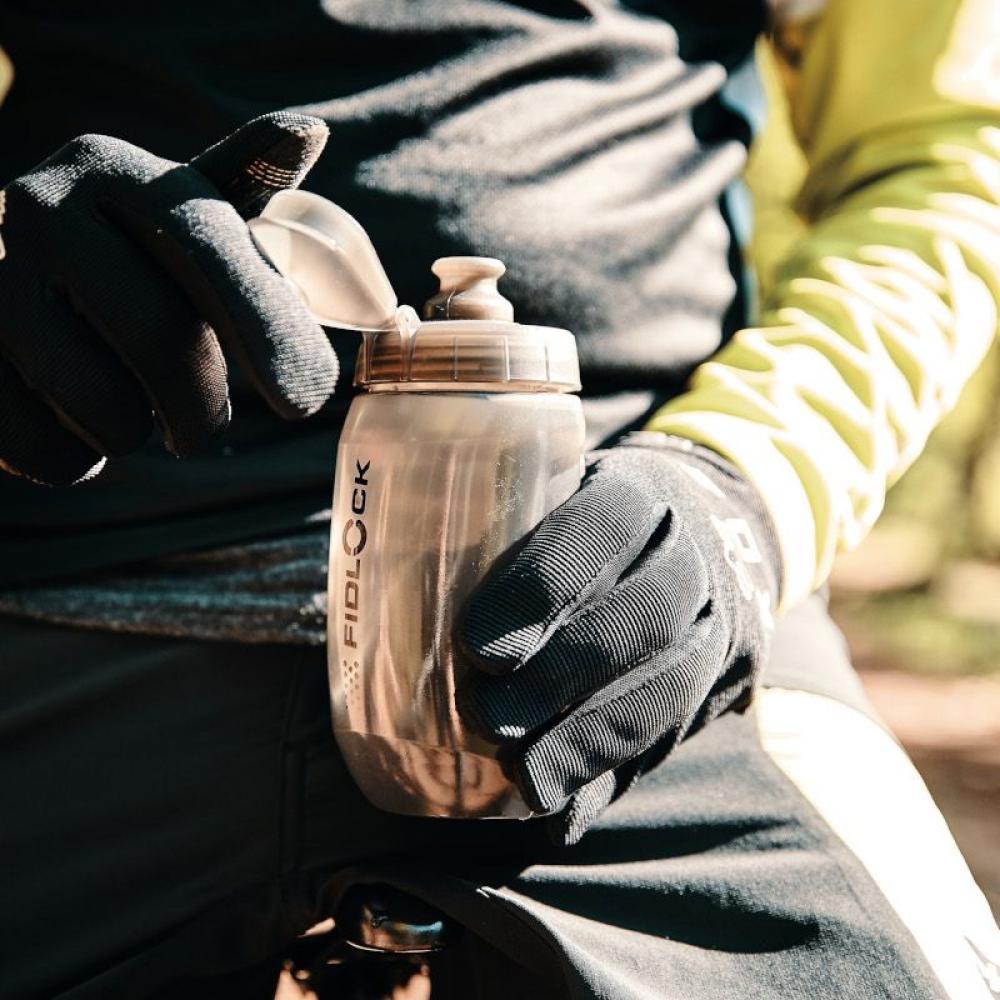 Fidlock TWIST Bottle 450 ml mit Bike Base kompakte, magnet-mechanische Trinkflasche für enge Fahrradrahmen, BPA-frei, spülmaschinengeeignet, inklusive Staubschutzkappe