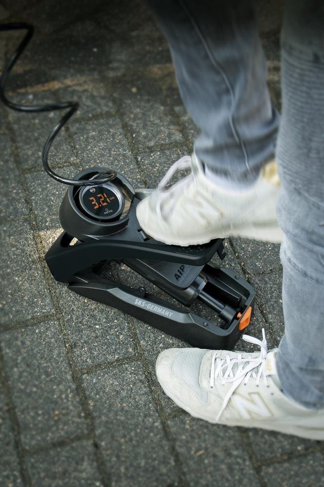 SKS Airstep Digi Fußpumpe mit präzisem LED-Digitalmanometer, geeignet für AV/DV/SV Ventile, max. 7 bar, inkl. Wandhalterung, ideal für rückenschonendes Pumpen