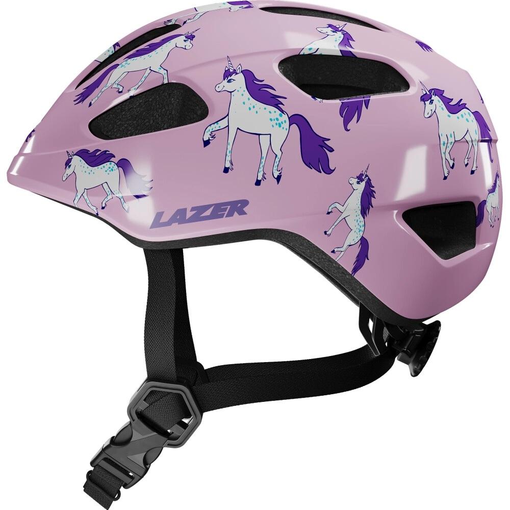 LAZER Kinder-Fahrradhelm Nutz 2.0 KinetiCore in Rosa mit Einhorn-Motiven und schwarzen Riemen.