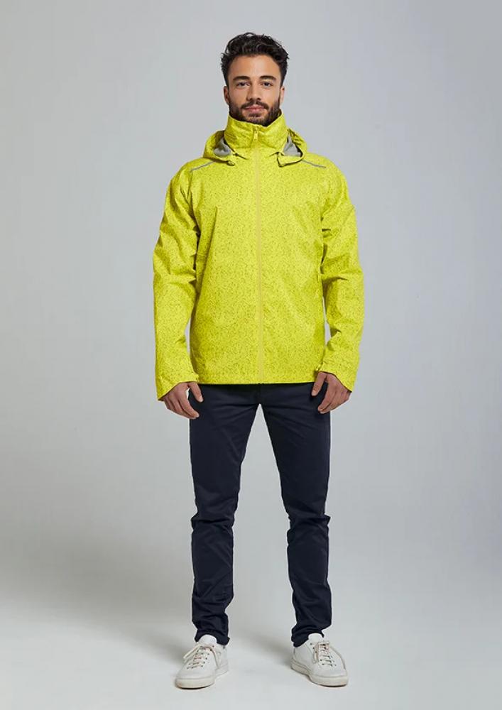 Mann trägt neongelbe Basil Skane HiVis Herren Regenjacke, 360° reflektierend, wasserdicht, atmungsaktiv, mit helmtauglicher K