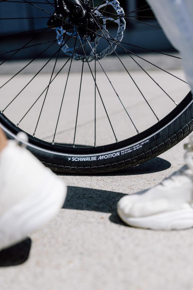 Schwalbe Motion Big Apple 50-406 City-Drahtreifen in Schwarz mit Reflexstreifen und Pannenschutz am Fahrrad montiert.