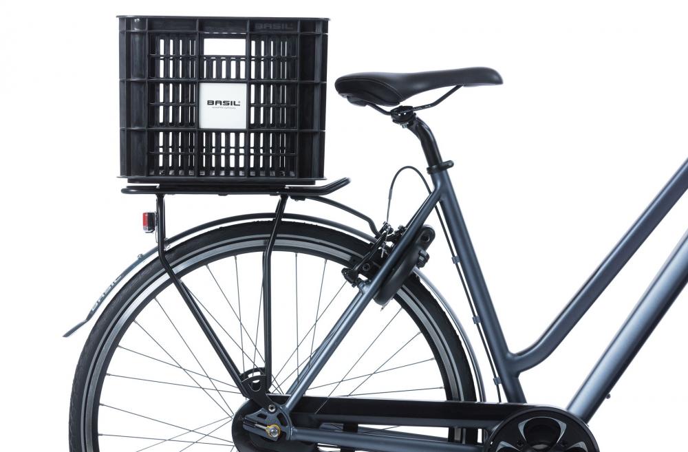 Basil Crate L 40 Liter Transportkorb schwarz aus recyceltem Kunststoff auf Fahrrad-Gepäckträger montiert.