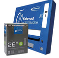 Schwalbe Schlauch AV13 26 Zoll Autoventil MTB Fahrradschlauch. Produktbox vor blauem Schlauchautomat.