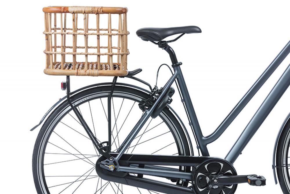Basil Green Life Rattan Fahrradkorb M, naturbraun, handgefertigt, auf dem Gepäckträger eines grauen Fahrrads.
