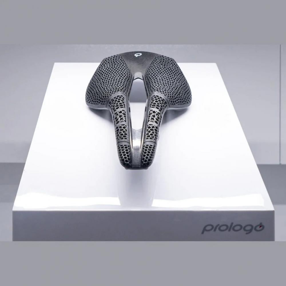 Prologo Nago R4 PAS 3DMSS ultraleichter 3D-Fahrradsattel Carbon Schwarz auf weißem Display.