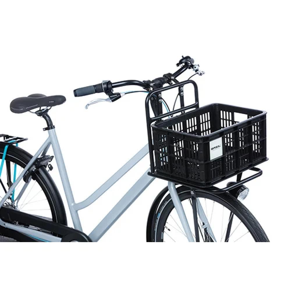 Basil Crate S Fahrradkiste schwarz aus Recycling-Kunststoff auf dem Vorderradgepäckträger eines grauen Fahrrads.
