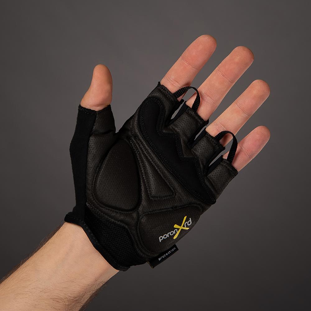 Schwarze CHIBA Gel Comfort Radhandschuhe mit Poron-Gelpolsterung, atmungsaktiv, an Hand getragen.