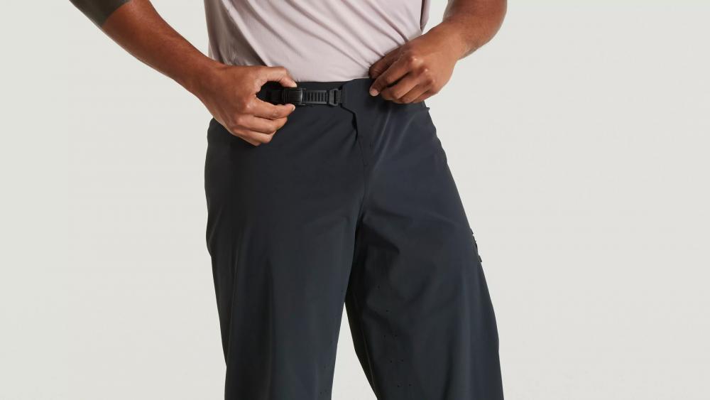 TRAIL AIR SHORT MEN BLK 38 - Atmungsaktive Herren Trail-Running Shorts Schwarz Größe 38