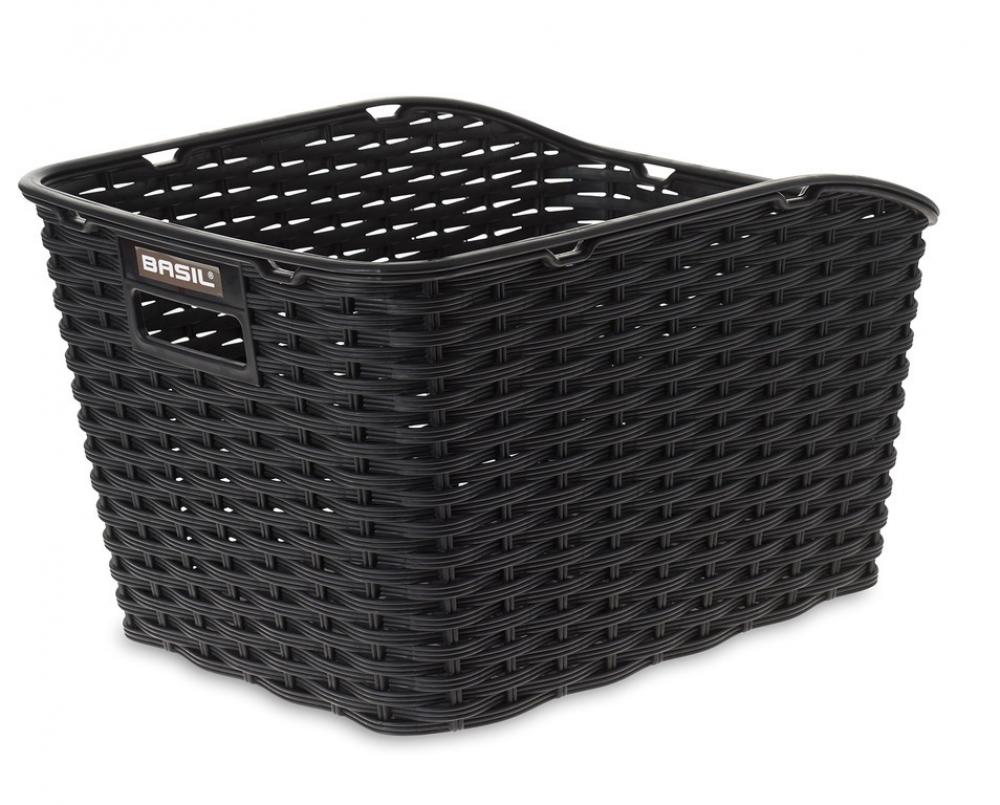 Schwarzer Basil Hinterradkorb Weave WP aus geflochtenem Kunststoff auf weißem Hintergrund.