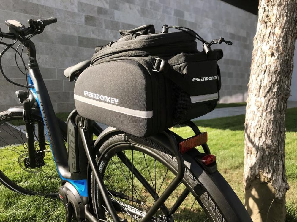 Greendonkey Gepäckträgertasche Hermann RT, schwarz mit Reflexstreifen, auf dem Gepäckträger eines E-Bikes.