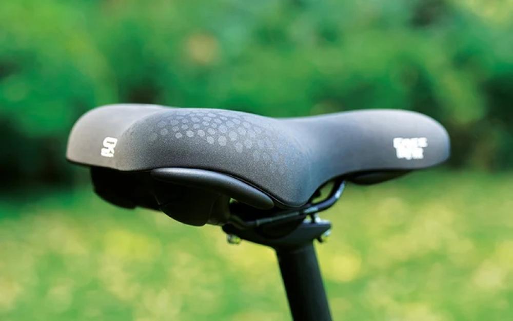 Schwarzer Selle Royal Fahrradsattel Freeway Fit Relaxed mit Komfortpolsterung und Punktemuster für aufrechte Sitzposition.