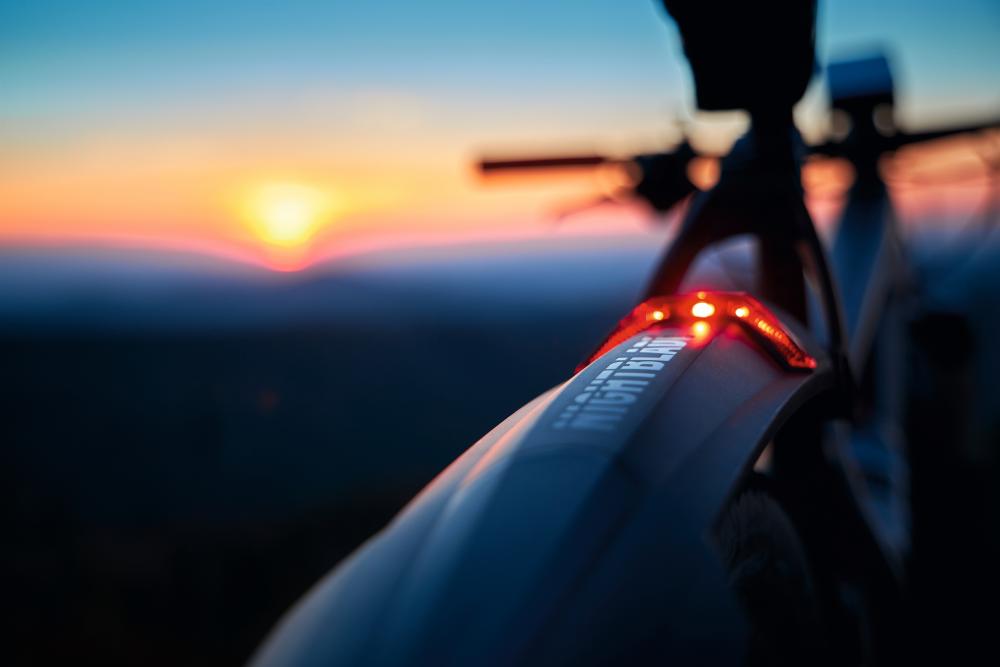 SKS Nightblade MTB-Schutzblech 26\"-27,5\" mit integriertem, USB-aufladbarem Rücklicht, StVZO-zugelassen, Quick-Release-Befestigung, optimaler Spritzschutz