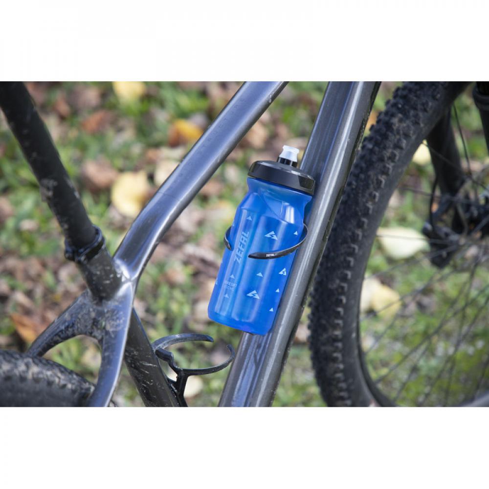 Blaue Zefal Trinkflasche Sense Soft 65 am Fahrradrahmen, 650ml, transluzent mit weichem Mundstück.