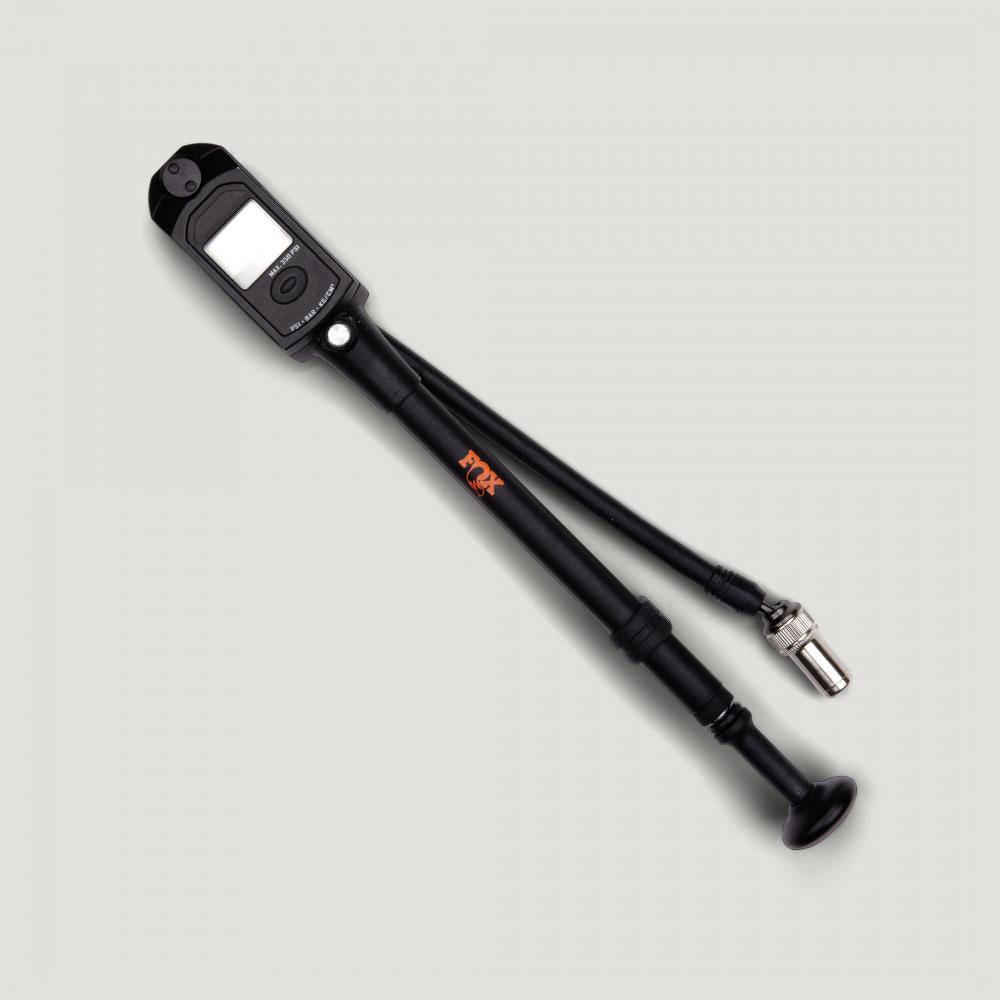 Schwarze FOX Digital HP Dämpferpumpe MTB 350 psi mit Manometer und Ventilanschluss.