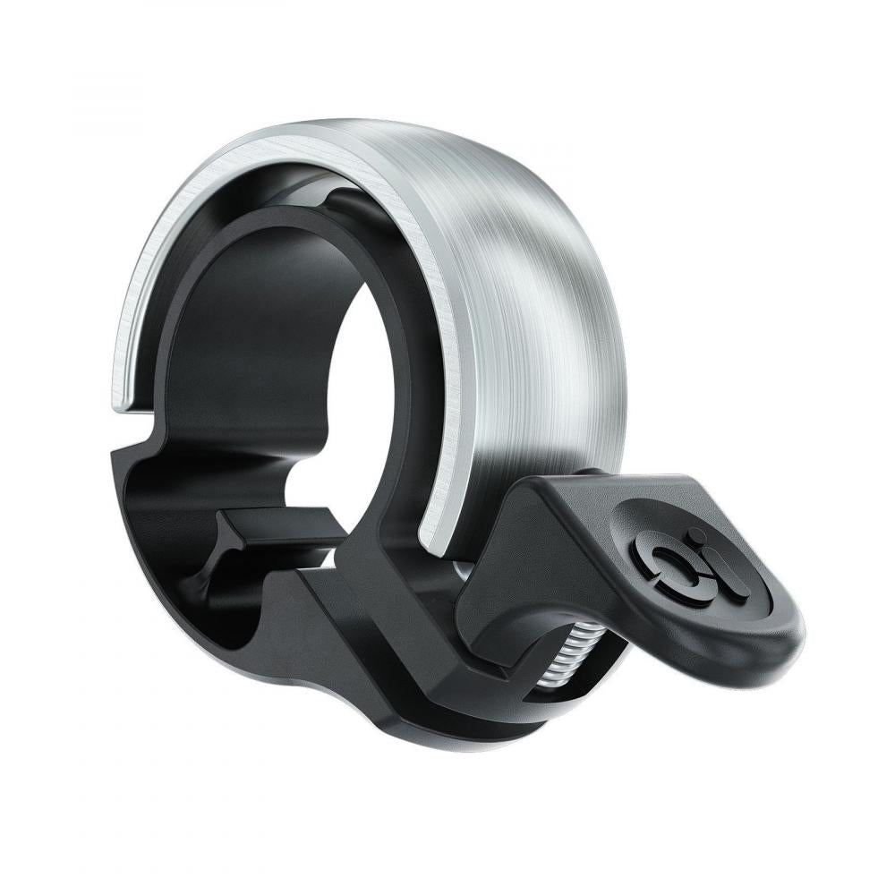 Silberne Knog Oi Classic Fahrradklingel klein 22.2mm mit schwarzer Halterung und Knog-Logo.