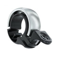 Silberne Knog Oi Classic Fahrradklingel klein 22.2mm mit schwarzer Halterung und Knog-Logo.