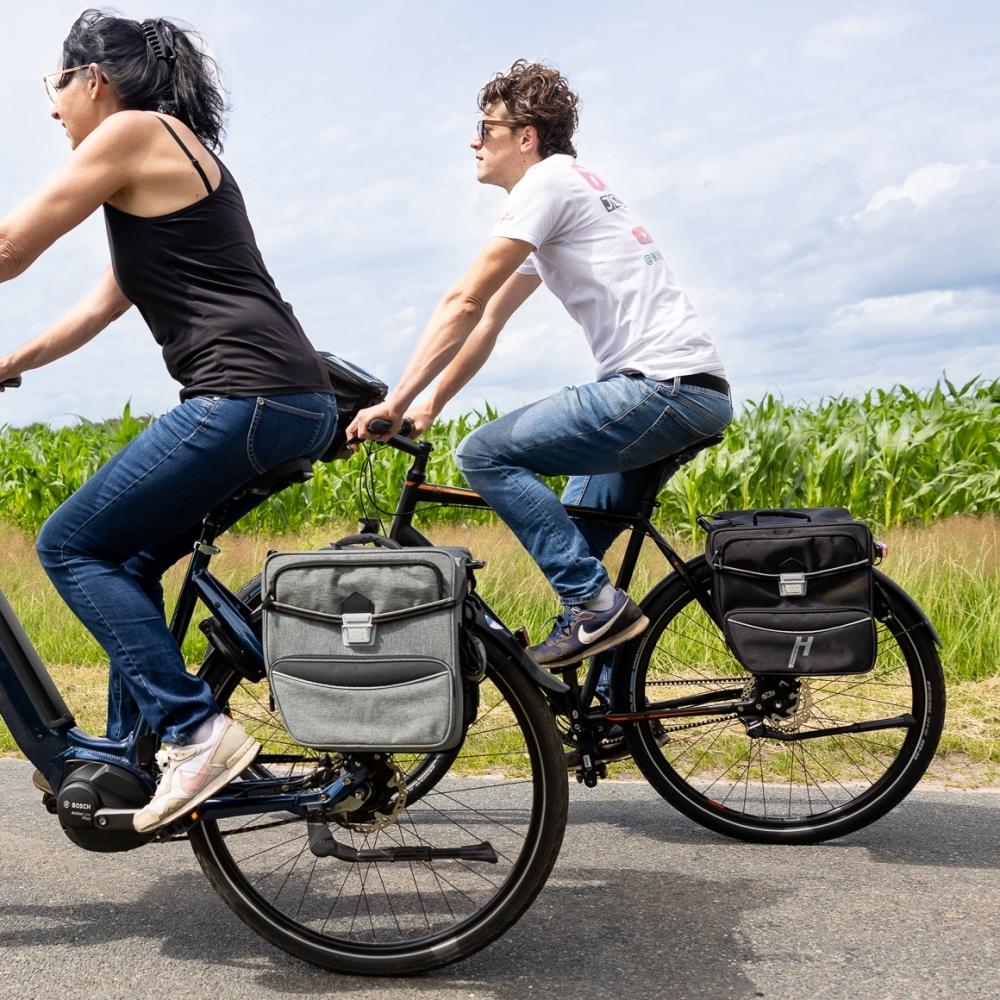 Haberland Doppeltasche 33l Max schwarz als robuste Gepäckträgertasche am Fahrrad bei einer Tour durch die Natur.