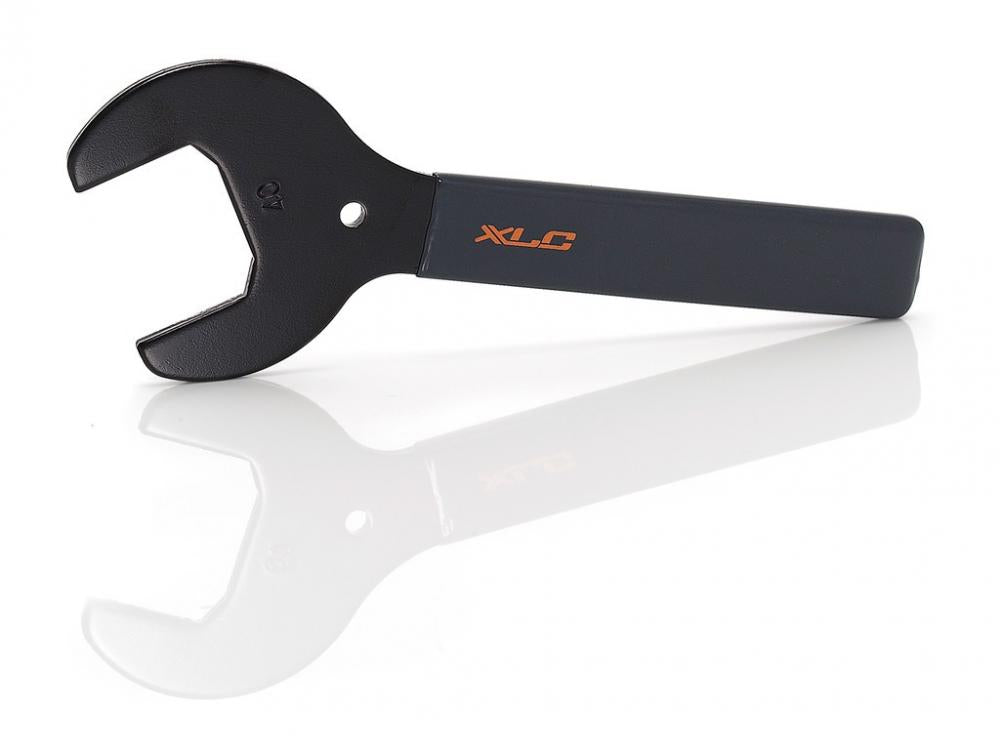 XLC Steuersatzschlüssel TO-S23 30mm, schwarz mit orangefarbenem XLC Logo, auf weißem Hintergrund mit Spiegelung.