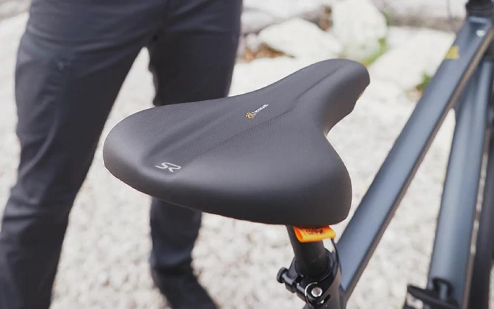 Selle Royal Sattel Explora 90° Relaxed Unisex in Schwarz, am Fahrrad montiert, mit Person im Hintergrund.