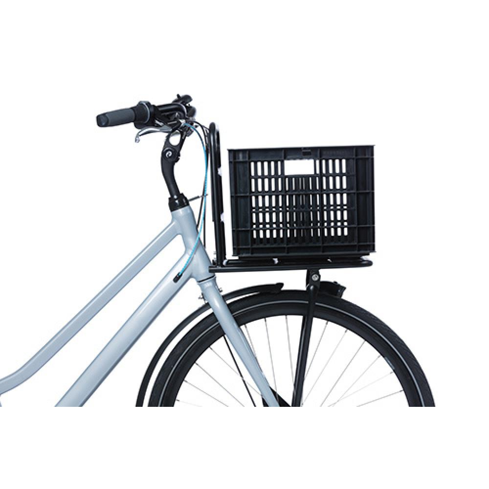 Basil Crate M Fahrradkiste Schwarz auf silbernem Fahrrad, robuste 29,5L Kunststoffkiste für vorne.