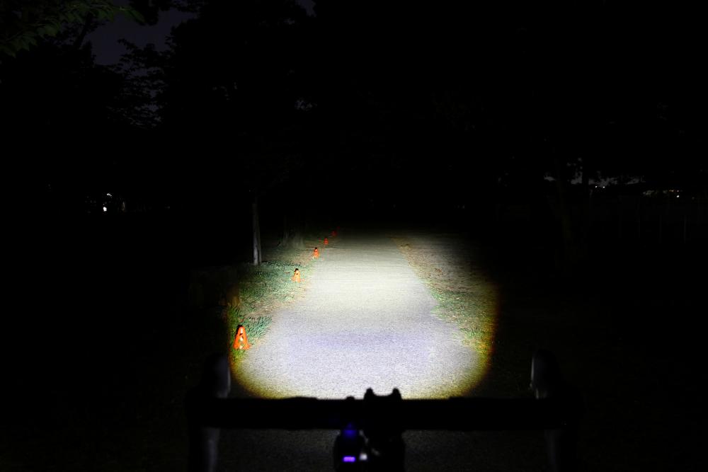 CATEYE GVOLT80.1 HL-EL561GRC 80 Lux Fahrrad-Frontleuchte beleuchtet dunklen Radweg bei Nacht.