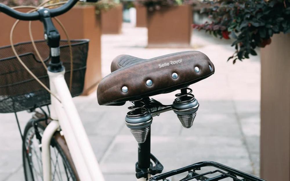 Brauner Selle Royal Drifter Plus Relaxed City-Komfortsattel mit doppelten Federn, Royalgel und Nieten am Fahrrad.