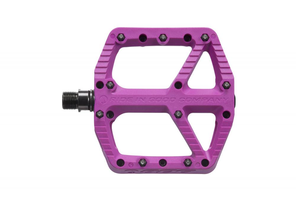 Lila SDG Comp Plattform-Pedal für Fahrräder. Detailaufnahme des Pedals mit sichtbaren Pins auf weißem Hintergrund.