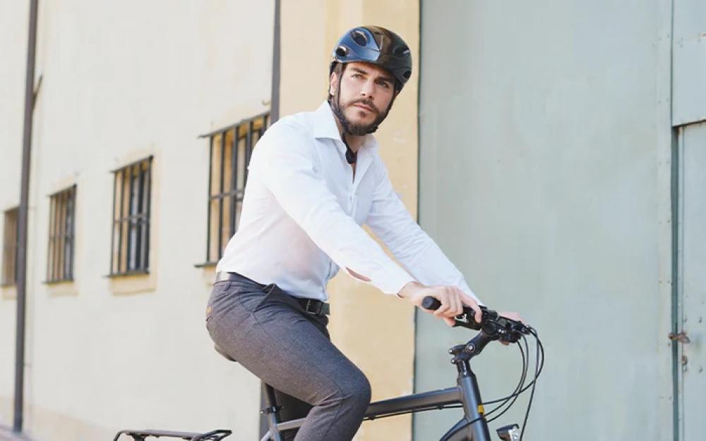 Selle Royal Freeway Fit Moderate Unisex Fahrradsattel: Mann fährt Citybike, ergonomisch & komfortabel.