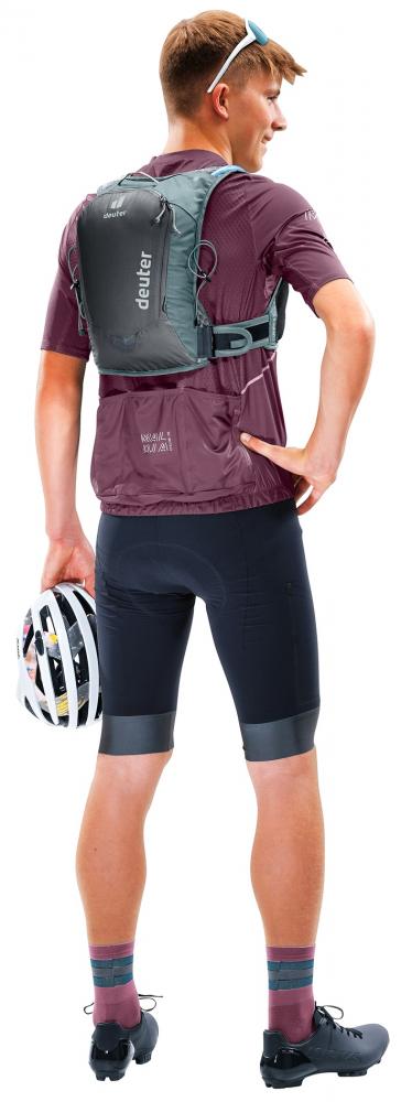 Deuter Rogla 5 Fahrradrucksack graphite-shale. Leichter Bike-Rucksack für längere Ausfahrten, getragen von einem Radfahrer.