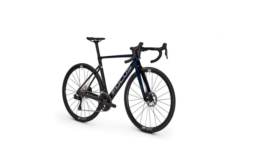Focus IZALCO MAX 8.8 Rennrad, dunkelblau, XXL, mit Scheibenbremsen und 28 Zoll DT Swiss Laufrädern.