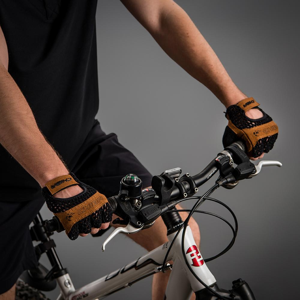 Atmungsaktive CHIBA Retro Kurzfinger Radhandschuhe schwarz/braun am Fahrradlenker getragen.