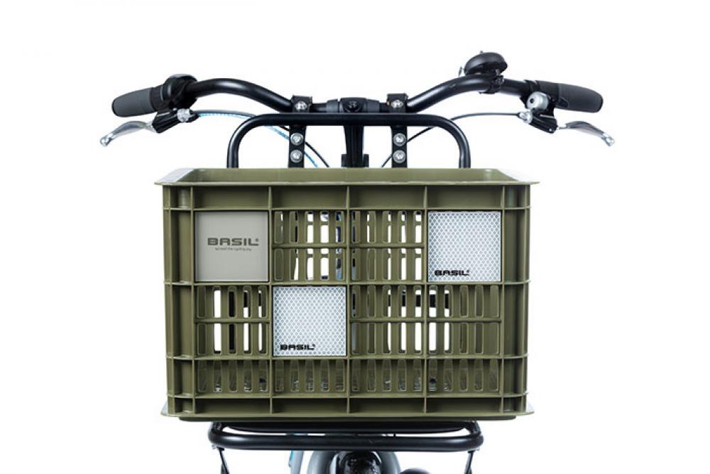 Grüner Basil Crate Fahrradkorb mit silbernen Basil Reflektoren (7x7x1 cm) zum Einklicken.