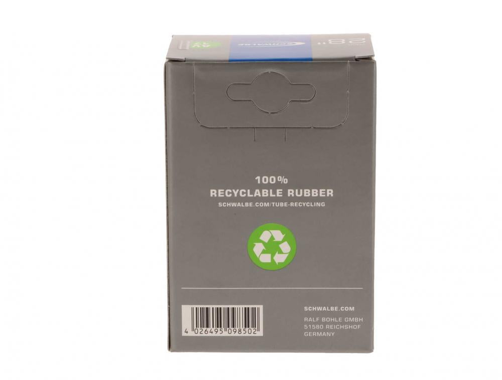Rückseite der Schwalbe Schlauch AV17 Verpackung mit Recycling-Logo für 28 Zoll Marathon Plus Fahrradreifen.
