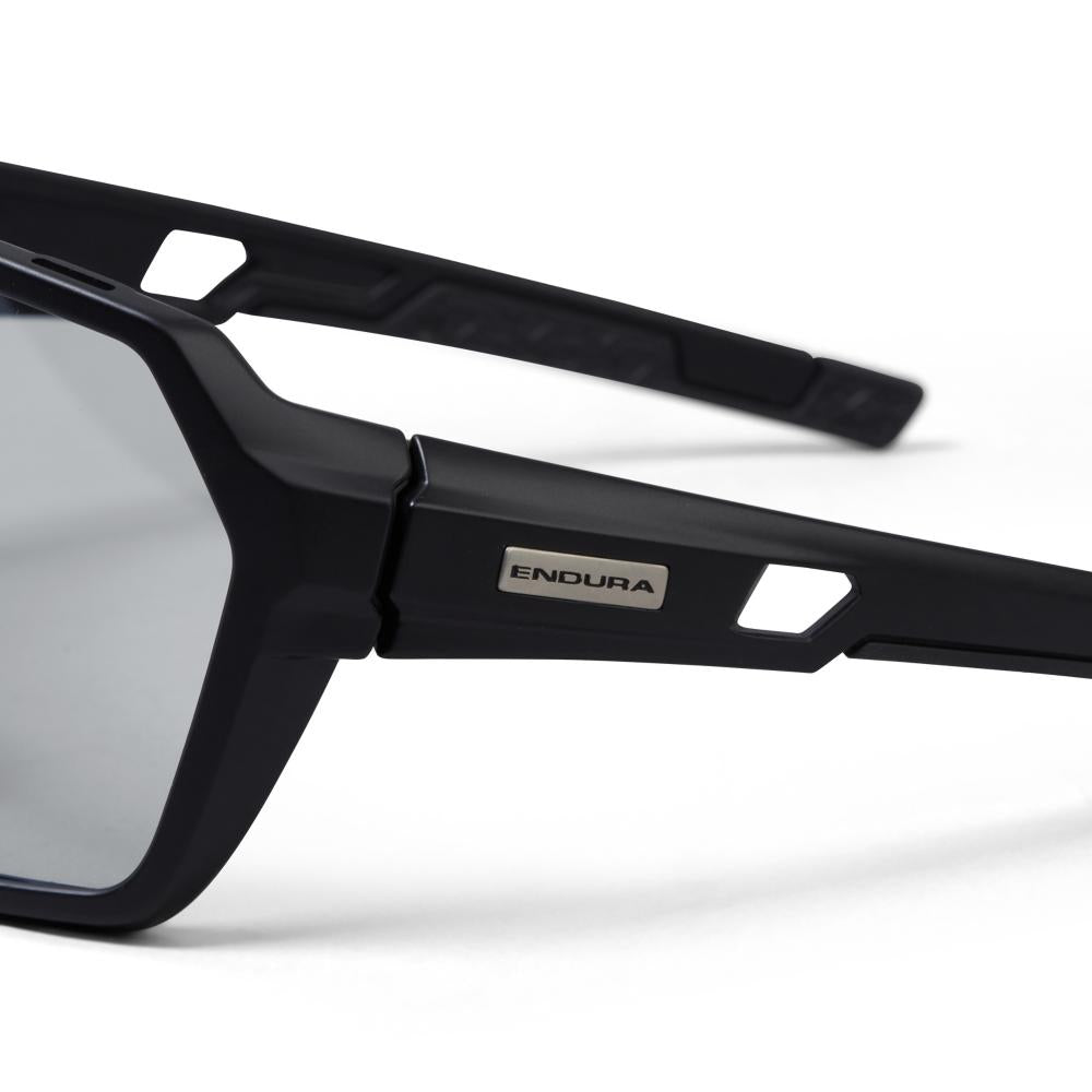 Endura SingleTrack Photochromic MTB-Brille matt schwarz, selbsttönend, inkl. Wechselglas & Hartschalenetui