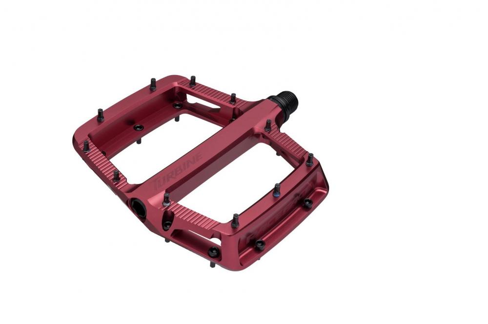 Rotes Race Face Turbine Plattform-Pedal, leichtes Flat-Pedal für präzise Bike-Kontrolle, auf weißem Hintergrund.