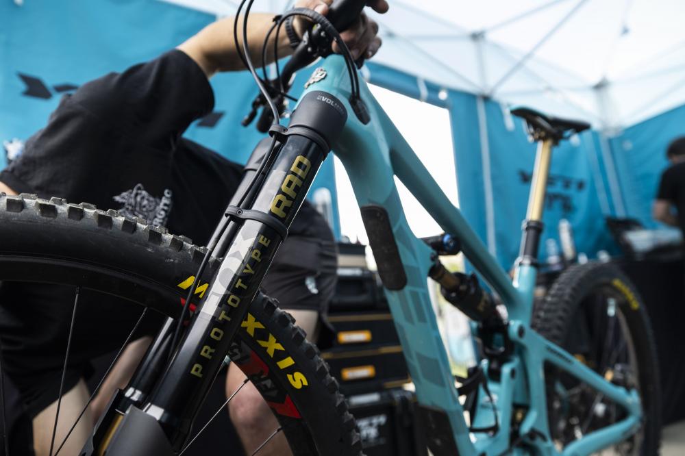High-Performance Enduro-Mountainbike mit schwarzer FOX INV Podium Factory Federgabel Grip X2 170mm 29 Zoll.