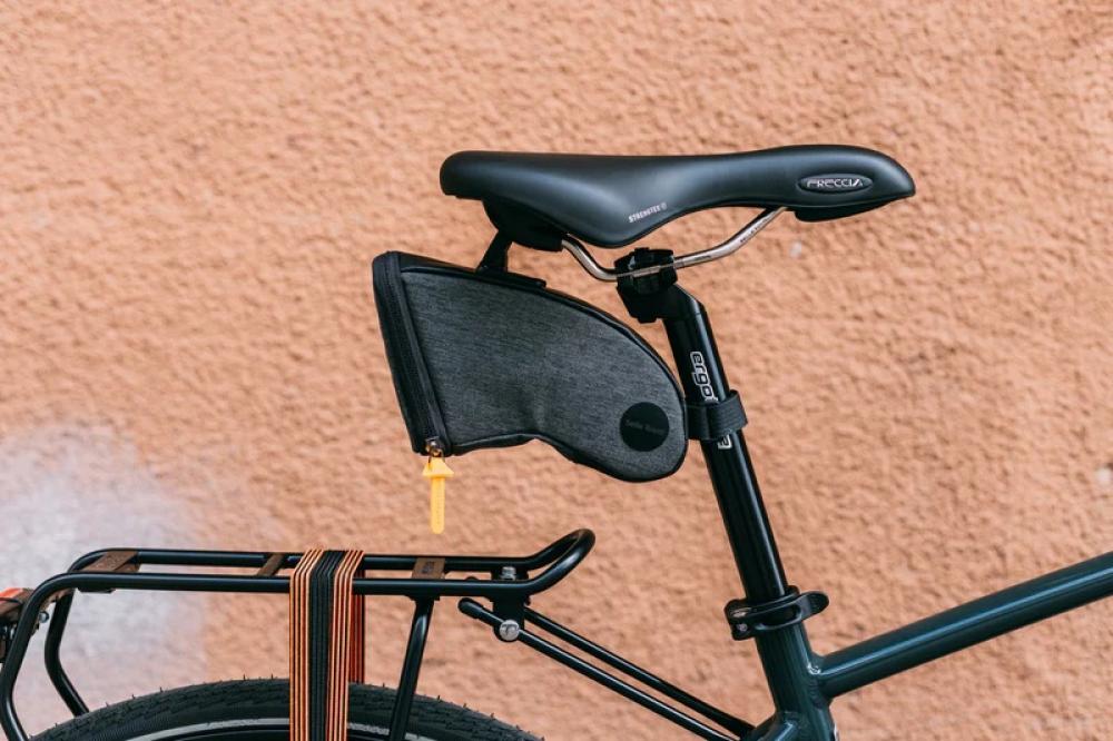 Selle Royal Medium Satteltasche schwarz 1,2L mit ICS-Clipsystem am Fahrradsattel befestigt.