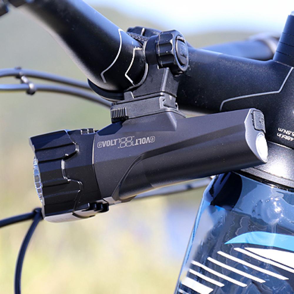 Cat Eye GVolt 100 StVZO Fahrradbeleuchtung schwarz am Lenker montiert.